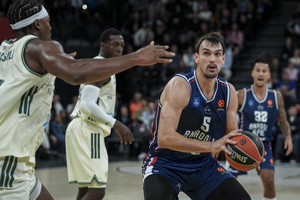 Beşiktaş ve Anadolu Efes'ten zafer gecesi