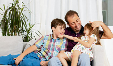 Babalar için çocuklarla zaman geçirmek birlikte tv izlemek demek!