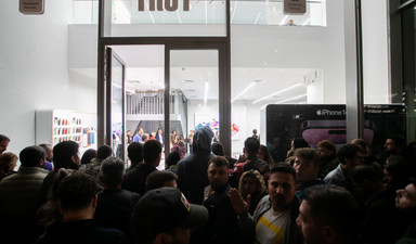 Galataport’ta 00.00’da iPhone 14 kuyruğu