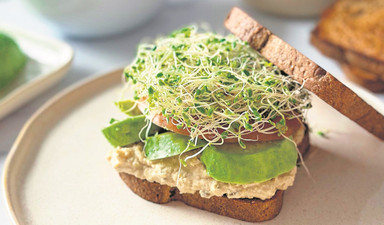 Dr. Mark Hyman'ın mutfağından leziz ve sağlıklı tarifler: Somon avokado sandviç
