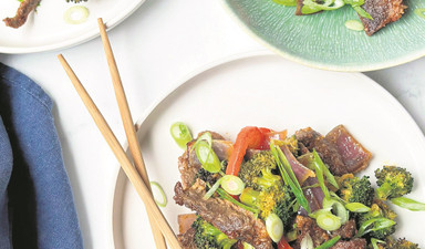 Tavada sığır eti ve brokoli