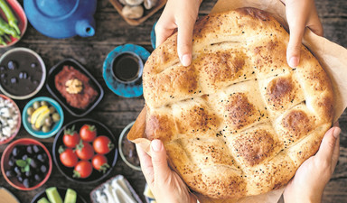 Fransız baget ekmeği halt etmiş Ramazan pidesinin yanında