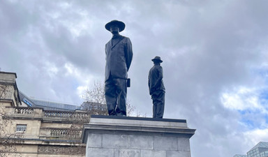 Londra Trafalgar Meyda’nındaki 4. Kaide’de şapka takan bir Afrikalı var