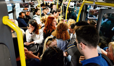 Kadınların yarısı metrobüste tedirgin