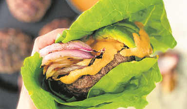 Kavrulmuş biberli aioli soslu sulu dana burger