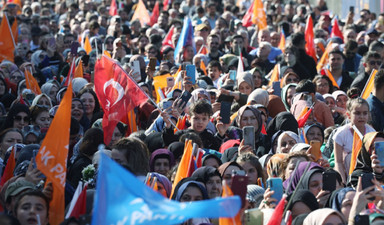 Toplum değişiyor ama bir kısım muhafazakar daha hızlı değişiyor