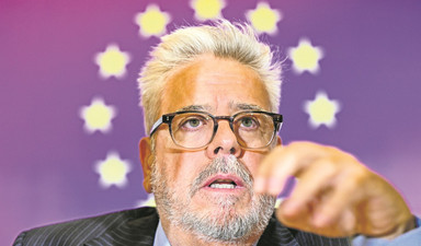 AP Türkiye Raportörü Amor: Türklerin vizesiz seyahatini engelleyenler Türk otoriteleridir