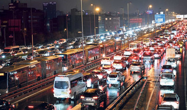 Trafik zaten akmıyordu, şimdi iyice içinden çıkılmaz oldu