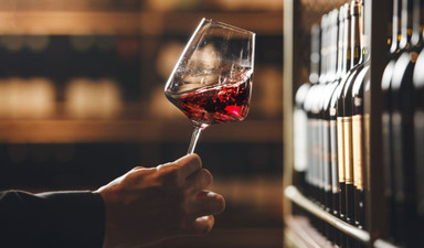 Bağlar daralırken kadehler boşalıyor