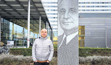 Üniversitede bir anıt