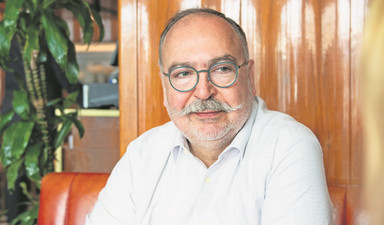 Sakıp Bey, aile üyelerinden bir buket yapmıştı. Buketin tutkalı da kendisiydi