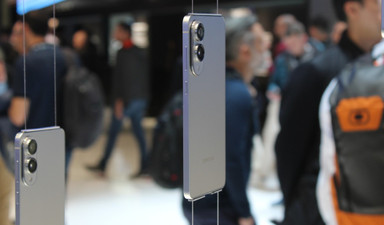 Samsung Apple'dan önce davrandı: En ince ve hafif telefonunu sahneye çıkardı
