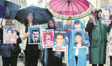 Bir mezar taşı için 30 yıldır bekliyorlar
