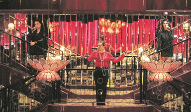 70’lerdeki bohem bir Paris evinde gibi eğlence