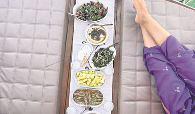 Teknede bir uzo menüsü