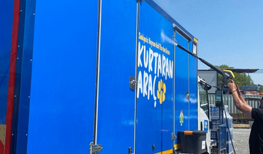 Kurtaran Araç yangınlardan etkilenen hayvanlar için sahada