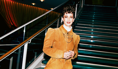 Dünya basınının konuştuğu roman bizde de yayımlandı: Dört Ayak Üstünde