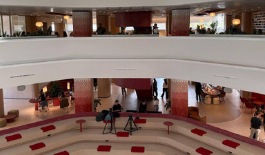 Akbank Kulesi yenilendi, 33 katın ofis donanımı okul eşyasına dönüştü