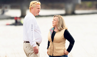 Genç bir gazeteci, güçlü bir ailenin ipliğini pazara çıkarıyor