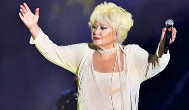 Şarkıların gözüne gözüne bakıp okuyordu