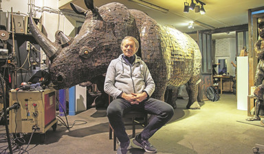 Oto tamircilerinin çekiç sesleriyle heykeltıraşlarınki ritim tutuyor!