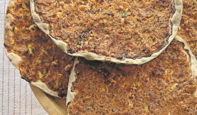 Şimdi de evde lahmacun yapmaya soyundum