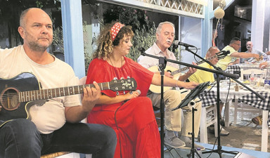 Samos’ta Türk bir ailenin Rum meyhanesi