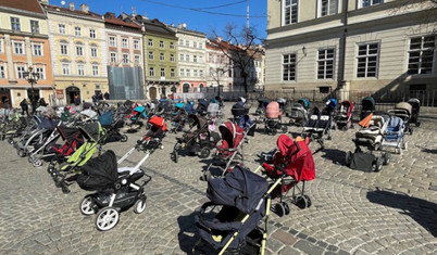 Rusya'nın saldırılarında ölen çocuklar için Lviv'de meydana 109 boş bebek arabası bırakıldı