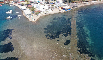 Bodrum'da denizin çekilmesiyle Tavşan Adası'na uzanan tarihi surlar ortaya çıktı