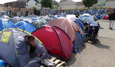 Fransa'da düzensiz göçmenler otoparkta yaşam mücadelesi veriyor