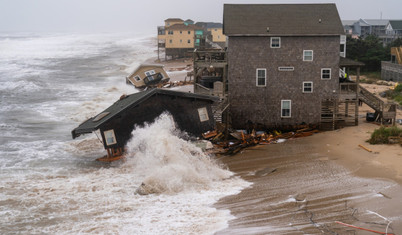 ABD’de iklim değişikliği nedeniyle yükselen deniz sahil evlerini yutuyor