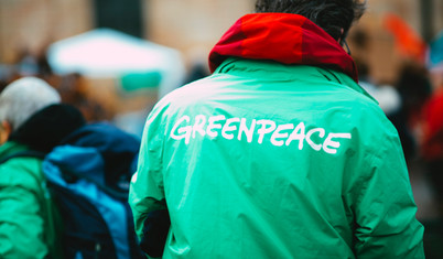 Greenpeace&nbsp;üyeleri, Rus yakıtı taşıyan Yunan tankerinin İngiltere limanına girişini engelledi