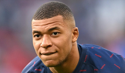 Fransız futbolcu Mbappe, alkollü içki logosu önünde poz vermeyi reddetti