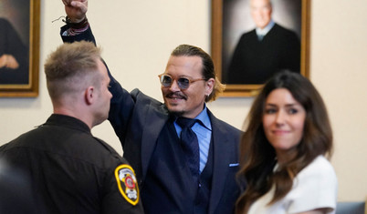 Johnny Depp, Amber Heard’a karşı kazandığı davanın zaferini kutladı