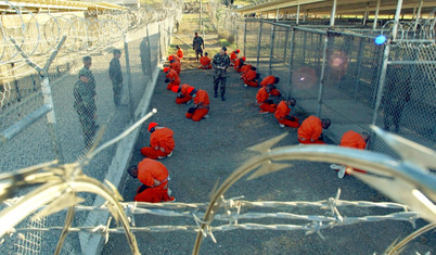 Guantanamo Kampı’ndan fotoğraflar, mahkumların getirildiği koşulları gözler önüne seriyor