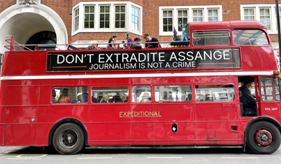 Assange'ın ABD'ye iade kararına karşı Londra'da otobüsle protesto düzenlendi