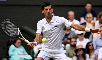 Zorlu maçı kazanan Djokovic Wimbledon'da yarı finalde