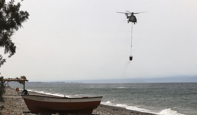 Yunanistan'da yangın söndürme helikopteri denize düştü, 2 kişi hayatını kaybetti