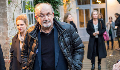 Yazar Salman Rushdie New York’ta sahnede saldırıya uğradı   