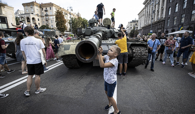 Ukrayna'nın ele geçirdiği Rus askeri zırhlıları Kiev'de sergileniyor