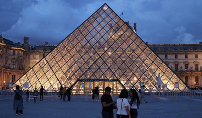 Louvre Müzesi piramidi enerji tasarrufu için erken karartıldı