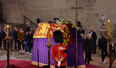 İngiltere Kraliçesi 2. Elizabeth'in tabutunu çeyrek milyondan fazla kişi ziyaret etti