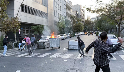 Tahran'da gösteri düzenleyen öğrencilere polis müdahale etti