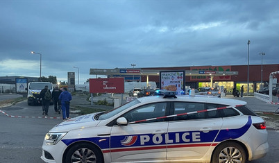 Fransa'da bir grup genç akaryakıt istasyonunu işgal edip benzini kendi belirledikleri fiyattan sattılar
