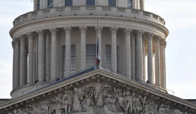 Fransız çevreci Paris'teki tarihi yapı Pantheon'un çatısına çıkarak Fransız bayrağını yarıya indirdi