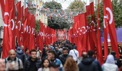 İstiklal Caddesi Türk bayraklarıyla donatıldı