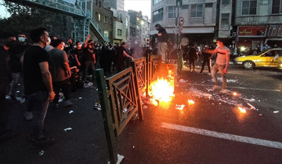 Başsavcı açıkladı: Protestoların sürdüğü İran'da ahlak polisi görevden alındı