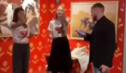 Rusya’daki sergide aktivistler, Banksy’nin kopya eserine krem fırlattı