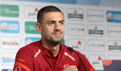 Merih Demiral: Depremzedeler için 3 forma 5 milyon liraya satıldı