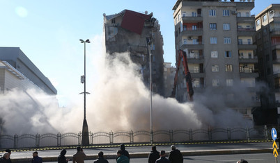 Diyarbakır'da çökme tehlikesi bulunan 9 katlı binanın yıkımına başlandı